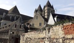 2. Lugar de Nacimiento: Noyon, Francia