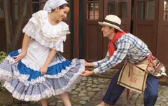 El traje típico de la Región Andina se caracteriza por su elegancia y diversidad de colores, el traje del hombre suele ser un pantalón largo, una camisa estampada y unas alpargatas, se acompaña siempre de un sombrero, una ruana y un carriel y ...