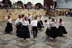 Una de las costumbres más representativas de esta región es su folclor en el ámbito de las danzas tradicionales, en esta región encontramos danzas como el Bambuco,que es uno de los más representativos, El Pasillo,La Guabina,El Bunde, El San J...