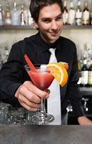 Su función es atender la barra, sirve al cliente en el mostrador, prepara bebidas que les solicitan los meseros y a veces suplen las funciones del Barman.