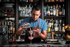 Reporta al Maitre o Capitán de meseros

Funciones principales

-Se encarga de servir y preparar los cocteles especiales a los clientes 
-Supervisar la atención del bar
-Guiar al bartender
-Atender correctamente su área de servicio