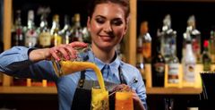 Reporta al Barman

Funciones principales

-Se encarga de atender al cliente y servir las bebidas que no son muy complicadas de preparar
-Debe de auxiliar al barman en las actividades que se le soliciten
-Mantener limpia su área