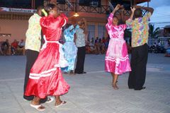 Las cuadrillas se danzan en grupos denominados cuadros, conformados por ocho personas.