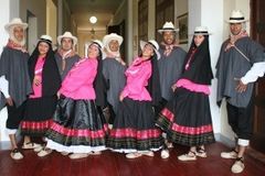 muy popular entre los alfareros y canteros santafereños durante la época de aguinaldos navideños, y en los bailes del campo. Era un ritmo muy rechazado por la iglesia por tener un estilo de baile de pareja cogida.