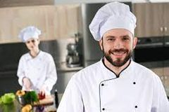 Se  encarga de apoyar al chef en sus diferentes actividades y cubre al chef el día de su descanso en grandes eventos supervisa a los diferentes cocineros, que apoyan en la cocina.