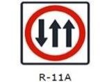 Si usted circula por una vía y se encuentra con la señal (R-11a) , ésta le indica: 
a) Que es una vía de tres carriles de un solo sentido. 
b) Que es una vía de tres carriles y usted puede utilizar solo uno de ellos. 
c) Que es una vía de tr...