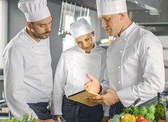 1- innovación en el desarrollo  de nuevos menus
2-verifica la calidad de los alimentos 
3-conocimientos gastronómicos
