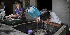 La ciudad de Guatemala ha crecido rápidamente y de forma desordenada, lo cual implica que no todas las zonas o los barrios de la ciudad reciben o se benefician de los servicios prestados por el gobierno municipal.