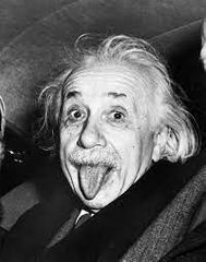Albert Einstein es quizá el científico mundialmente más conocido por el desarrollo de la Teoría de la Relatividad que revolucionó la ciencia conocida hasta el siglo XX.