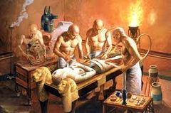 -  Concepto muy limitado de la anatomía
-  Desarrollaron una teoría médica basada en una noción anatómica  
-  Dentro del rito a los muertos, los egipcios desarrollaron el arte de embalsamar.

-  El corazón era considerado como el órgano ce...