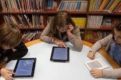 información actual de los CRA de EEUU 

Los estudiantes empiezan a requerir que la biblioteca les provea material audiovisual para apoyar uso de tecnolgia