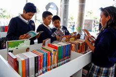 Información actual de los CRA en República de Chile.
El programa de Bibliotecas Escolares CRA evalúa y selecciona los recursos de aprendizaje que conforman las colecciones entregadas a los establecimientos. Este proceso debe ir avanzando hacia ...