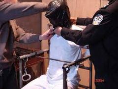 Tipos de tortura:
Inmersión de la cabeza del detenido cubierta con una tela de manera periódica por intervalos cortos en un contenedor de agua impidiéndole su respiración.