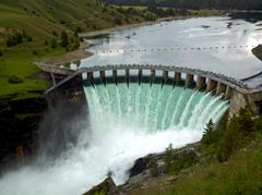 Es la energía que se obtiene del movimiento de grandes masas de agua, como pueden ser ríos, mareas o caídas de agua. Las represas eléctricas funcionan como tal.