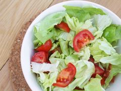 A _______ salad with tomatoes.