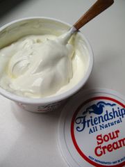 Pasta ve yemeklere konan bir yoğurt türü ( Krema)