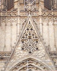 Element decoratiu en forma d'angle que corona l'arc apuntat d'un portal o finestral en el gòtic.