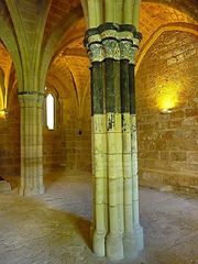 Pilar format per nombroses motllures adossades que normalment comparteixen base i capitell. Característic del gòtic.