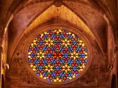 Obertura o finestra circular de grans dimensions  amb traceria, calat i vidrat, característic del gòtic. Es troba generalment a les façanes de les esglésies.