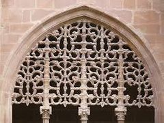 Decoració arquitectònica feta sobre pedra calada. Especialment la que decora les ogives dels finestrals gòtics, triforis ,rosasses...