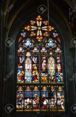 Conjunt de gran cromatisme format per petits fragments de vidre acolorits subjectes per tires de plom que s’empra per tancar els finestrals de les esglésies o d’altres monuments