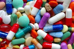 Entre los medicamentos de los que más se abusa están
los analgésicos, pues ayudan a calmar el dolor. 

Los primeros analgésicos accesibles a todos, que surgieron al final del siglo XIX, fueron las famosas aspirinas o tabletas de ácido acetils...