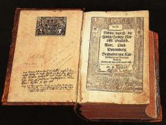 LA BIBLIA DE LUTERO
Martín Lutero dio inicio el 4 de mayo de 1521 a la traducción de la biblia al alemán en colaboración con otros teólogos un año después se publicó el Nuevo Testamento y en 1534 toda la Biblia que Lutero siguió mejorando...