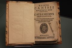 Publicó su libro más famoso, Pequeño Catecismo (1529) donde expone la teología de la Reforma evangélica comentando brevemente, en forma de preguntas y respuestas, los Diez Mandamientos, el Credo apostólico, el Padrenuestro, el Bautismo y la ...