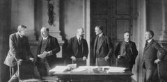 El 28 de junio de 1919, a las afueras de París, los dignatarios europeos se congregaron en el Palacio de Versalles para firmar uno de los tratados más odiados de la historia. El Tratado de Versalles puso fin formalmente a la Primera Guerra Mundi...