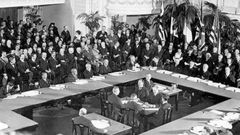 Las cláusulas políticas del Pacto de Versalles fueron:

Se prohibió el ingreso de Alemania a la Sociedad de las Naciones, cuya creación había sido impulsada por el presidente Wilson.

Alemania y sus aliados fueron declarados como únicos resp...