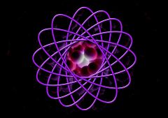Partícula alrededor del núcleo del átomo con carga negativa