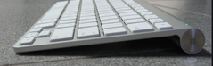 Teclado inalambrico- El Teclado inalámbrico de Apple es un teclado sin cables de ahí su nombre Teclado inalámbrico, creado por y para computadoras Macintosh compatibles con sistemas que utilicen macOS.