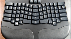 Teclado ergonomico- Un teclado ergonómico es un buen complemento que te ayudará a evitar molestias y dolores en tus muñecas, hombros, cuello y espalda si pasas muchas horas escribiendo