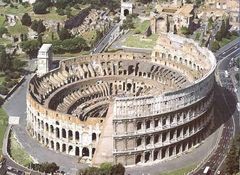 Edifici romà dedicat a espectacles públics tal com lluites de
gladiadors, de feres... amb un espai central obert (arena), mur de seguretat i grades (càvea).