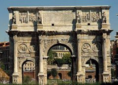 Monument commemoratiu romà.  Amb 1 o 3 arcades. A l'àtic apareix la inscripció commemorativa i al cim l'estàtua o carro triomfal en bronze del personatge a qui es dedica .
