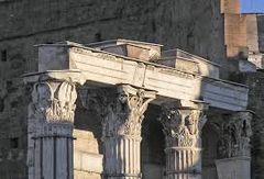 Part inferior  d'un entaulament que es recolza directament sobre el capitell de les columnes.