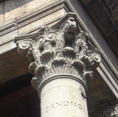 Element ubicat sobre el fust de la columna que sosté directament l'arquitrau. Sol estar decorat i adopta formes molt diverses