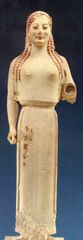 Estàtua grega d’època arcaica de marbre o bronze que representa una figura femenina.