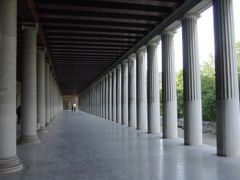 Pòrtic amb columnes situat a l'àgora de les ciutats gregues.