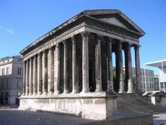 Pedestal sobre el que descansen un grup de columnes (p.ex. als claustres)//  Basament sobre el que s'edifica  un temple.