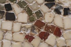 Cadascuna de les petites peces cúbiques de marbre, terra cuita, vidre, etc. que s'utilitzen per formar un mosaic