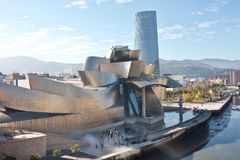 Suiza, 1929. Innovador, original y especial, para Gehry la arquitectura era un arte y como tal cada edificio debía ser una obra de arte.
Su creación no conocía de límites, utilizaba todo tipo de materiales, estructuras, formas y colores. Podí...