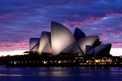 Dinamarca, 1918-2008 Utzon fue el creador de la Casa de la Ópera de Sydney, uno de los edificios más emblemáticos del mundo. Defensor de un estilo monumental, siempre buscó adaptar sus obras al entorno que lo rodea.