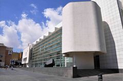 Estados Unidos, 1934.  Tal vez sea el Museo de Arte Moderno de Barcelona la obra que mejor describa su estilo: claro, armónico, con líneas rectas, espacios, luz y abundancia del blanco.
Confeso ser admirador de Le Corbusier y Lloyd Wright, Meier...