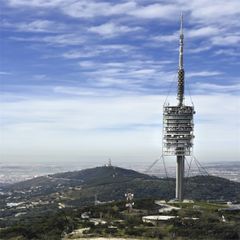 Reino Unido, 1935. Foster es la modernidad, por darle a sus trabajos un toque que representa los cambios que experimenta el planeta en las últimas décadas. La torre de comunicaciones de Collserola, en Barcelona, es una muestra de ello.