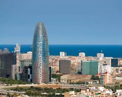 Francia, 1945. Es uno de los arquitectos más laureados de la actualidad, con reconocimientos en todo el mundo por sus trabajos. Una de sus obras más destacadas es el moderno edificio de la Torre Agbar de Barcelona.