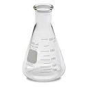 El erlenmeyer es un recipiente de vidrio que se utiliza en los laboratorios, tiene forma de cono y tiene un cuello cilíndrico, es plano por la base. Se utiliza para calentar líquidos cuando hay peligro de pérdida por evaporación.