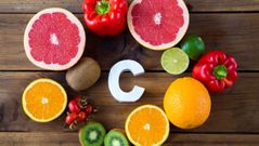¿Qué es la vitamina C?
La vitamina C o ácido ascórbico es una vitamina hidrosoluble derivada del metabolismo de la glucosa. Actúa como agente reductor y es necesaria para la síntesis de las fibras de colágeno a través del proceso de hidrox...