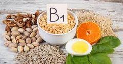 La vitamina B1 tiene una estructura: