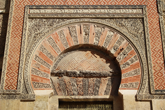 Element decoratiu en forma de motllura rectangular que emmarca els arcs de les portes i finestres en
construccions islàmiques.
